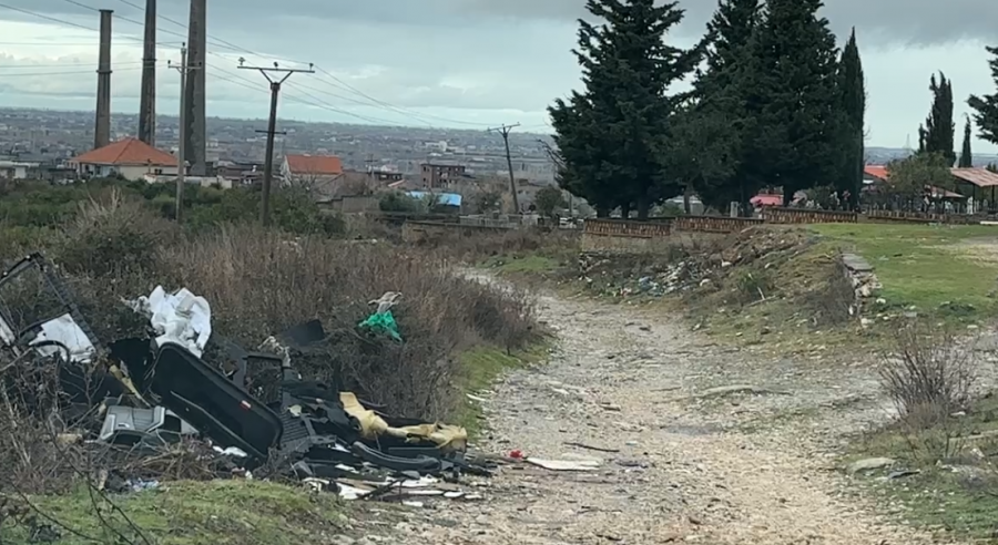 Banorët e Kurbinit jetojnë mes mbetjeve dhe rrugëve të amortizuara, kërkojnë ndërhyrje urgjente nga bashkia