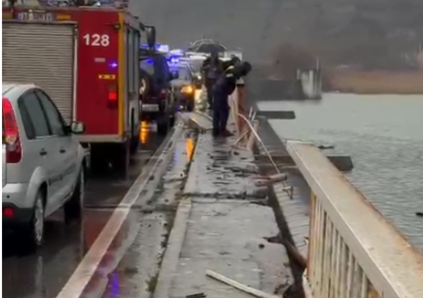 VIDEO/ Shkodër - Makina 'fluturon' nga ura e Spatharit në ujë, plagosen 3 persona 