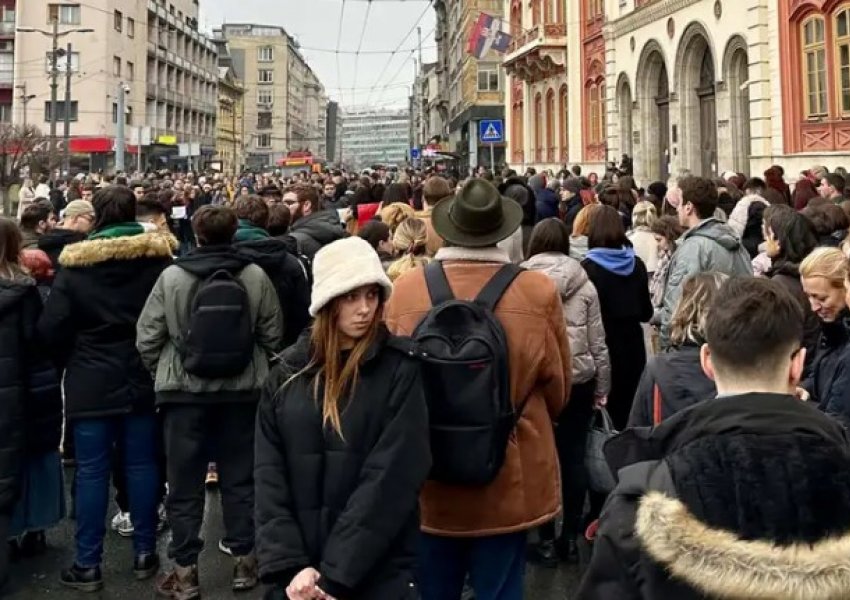 Protesta kundër Vuçiç, mijëra në shesh kundër neglizhencës së qeverisë në arsim, shkolla e universitete