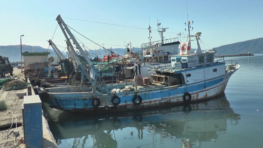 Përkeqësohet moti/ Ndalohen mjetet e vogla lundruese në Vlorë sot e nesër
