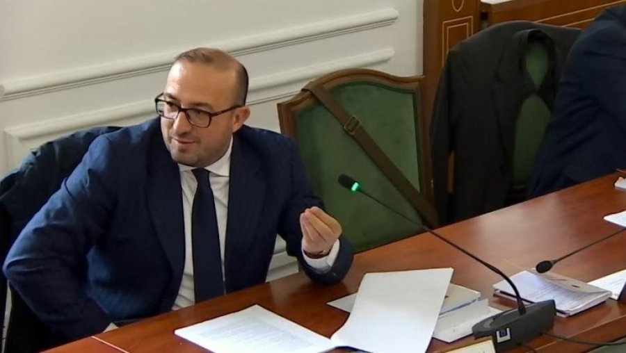 'Ngrohen me bidon me ujë', Korreshi ironizon në Komisionin e Ligjeve: Doni të hyjmë në Europë...