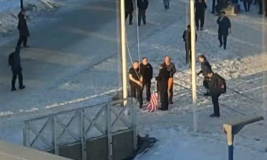 Tentoi të ngrinte flamurin amerikan në qendër të kryeqytetit të Groenlandës, autori ndalohet nga policia