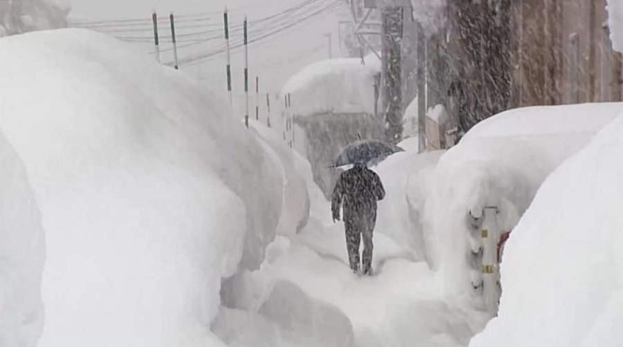 Reshjet e dëborës shkaktojnë kaos në disa pjesë të Japonisë