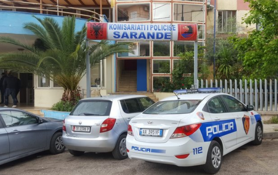 Dhunoi psikologjikisht nënën dhe grabiti babain/ Sarandë, pranga 22 vjeçarit
