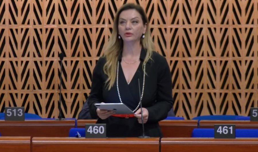 ‘Eksodi i të rinjve po zbraz Shqipërinë’, Vokshi ngre alarmin në Strasburg: Po gërryen themelet e demokracisë!