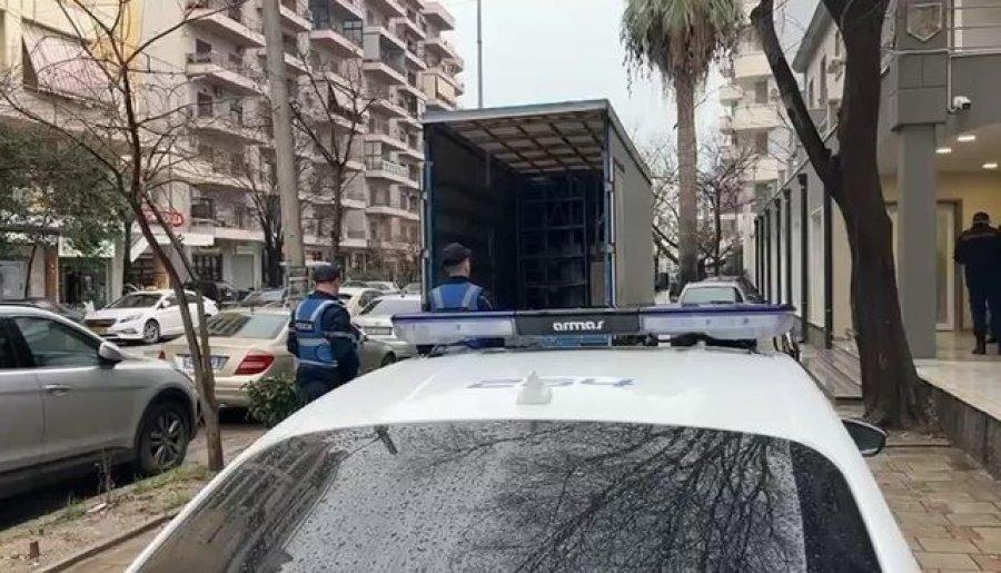 ‘Zbrazet’ Kadastra e Vlorës, dosjet ngarkohen në një kamion dhe transferohen drejt Tiranës