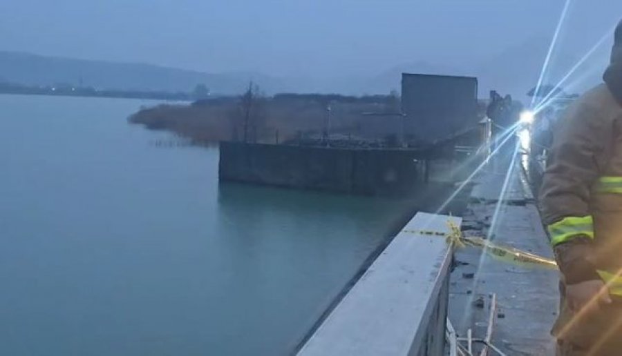 Makina ra nga ura në liqenin e Vaut të Dejës! Arrestohet shoferi, pasagjeri tek Trauma