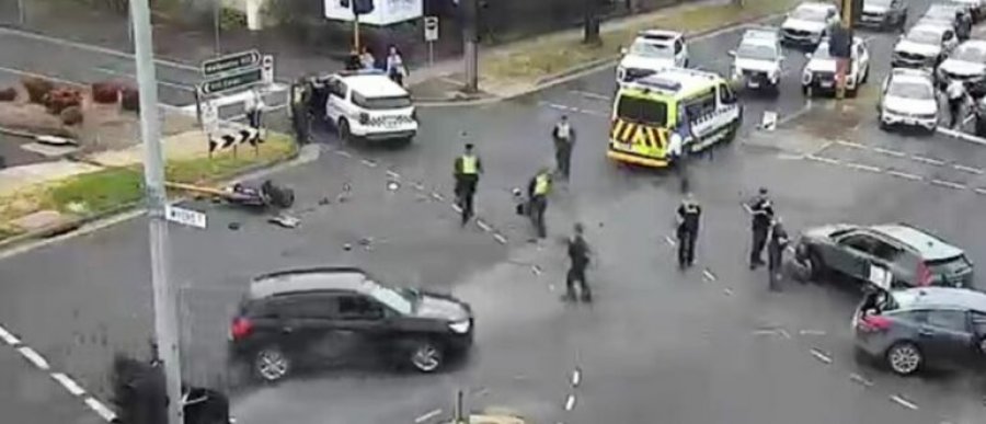 Incident dramatik! Makina e vjedhur përplaset me autobusin e shkollës, nxënësit në panik mes të shtënave me armë