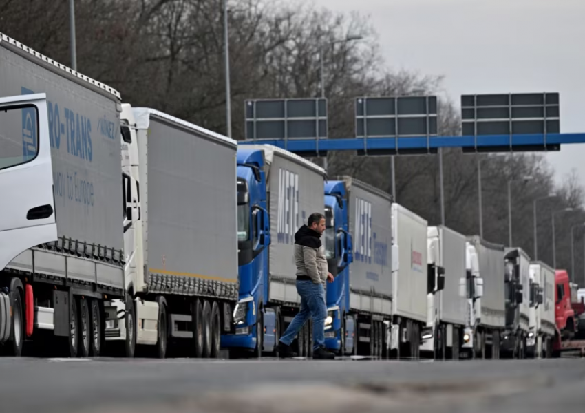 Transportuesit nga Serbia dhe Bosnja vazhdojnë bllokadat në pikat kufitare