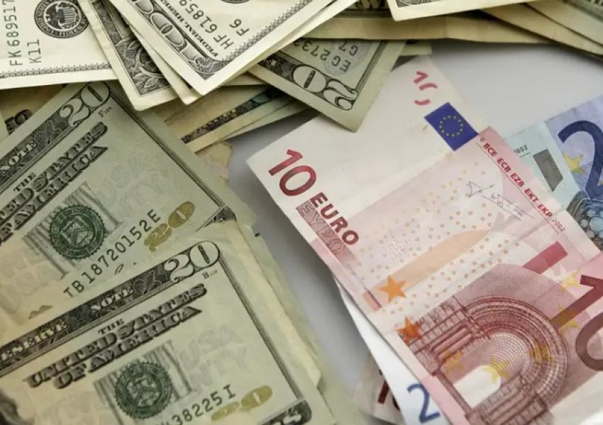 DW: Euro kundrejt dollarit amerikan, në nivelin më të lartë që nga viti 2021! A duhet të ndërhyjë Banka Qendrore Europiane