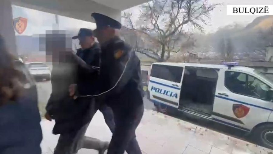 Bulqizë/ Babai plagos me thikë djalin, arrestohet