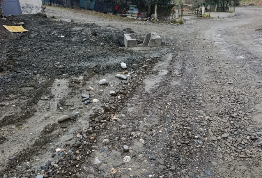‘Korrupsioni s’ka brirë’, Boçi denoncon mungesën e rrugës në  Kodra - Bujars dhe paratë që kanë avulluar...