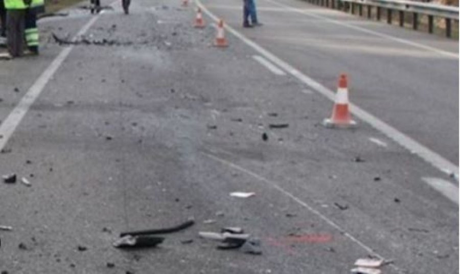 I riu në timon përplaset me 3 automjete në autostradën Milot-Morinë, plagoset vetë dhe 2 pasagjerët që udhëtonin me të