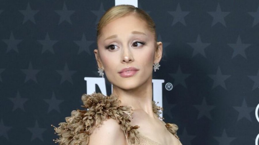 Ariana Grande shfaqet në revistën Vogue me 6 gishta, reagimi epik i këngëtares bëhet viral