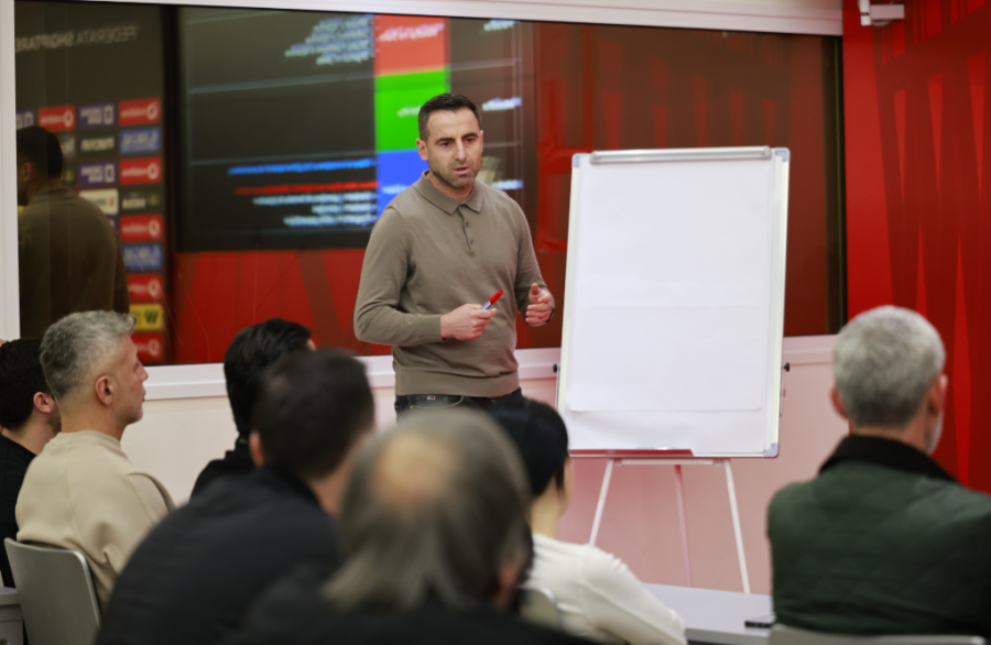 Nga ideja te grumbullimi/ Ervin Bulku zhvillon trajnim për organizimin e ekipeve kombëtare të moshave