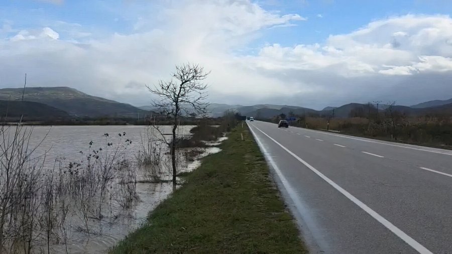 '1.5 kilometra rrugë e pashtruar'/ Banorët e Varibobit në Fier paralajmërojnë bllokim të autostradës Levan–Tepelenë