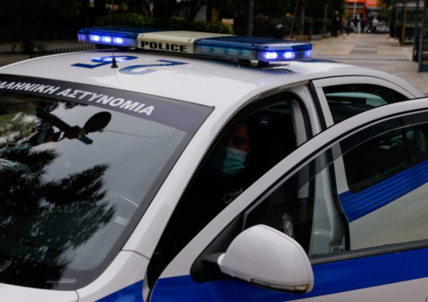 Tmerr në Greqi, 52-vjeçari vret dy gra, njërën e hodhi në koshin e plehrave, tjetrën e fshehu në bodrum