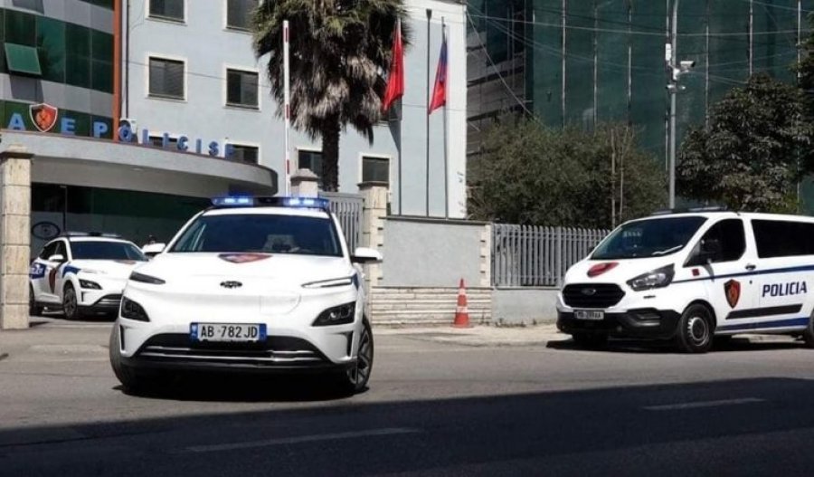 EMRI/ Hajduti i droguar përplas makinën e policisë gjatë arratisjes, i gjendet kokainë dhe heroinë në mjet