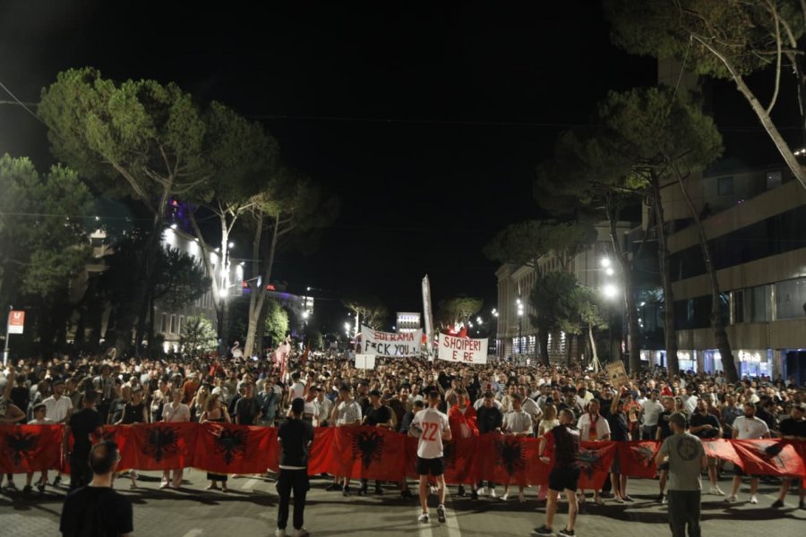 Protesta e 32 të  Marshimi në rrugët e Tiranës  qytetarët kërkojnë largimin e Edi Ramës