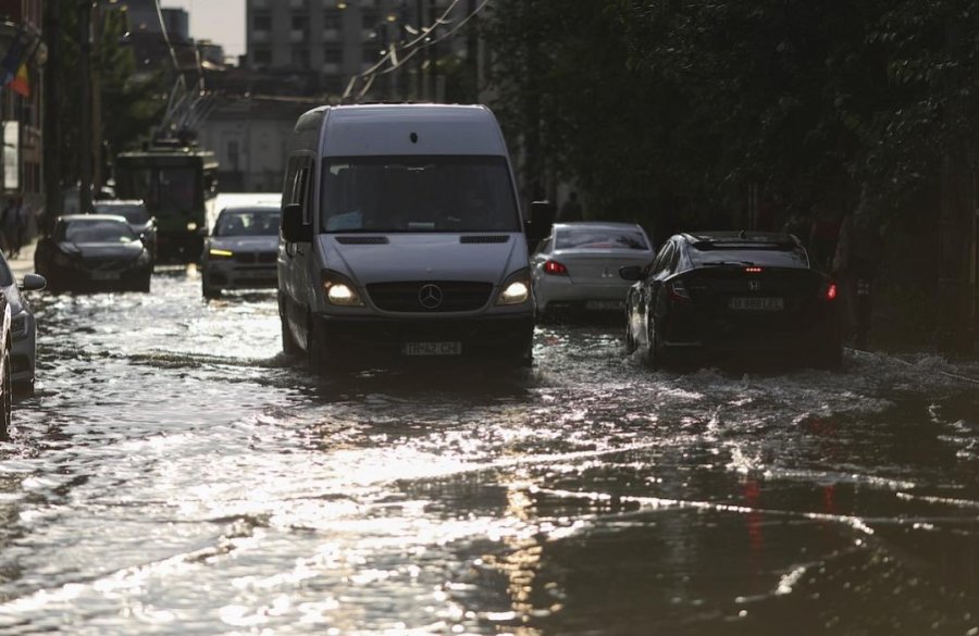Pas temperaturave të larta, stuhia e fuqishme godet Rumaninë! 1 viktimë dhe qindra shtëpi të dëmtuara