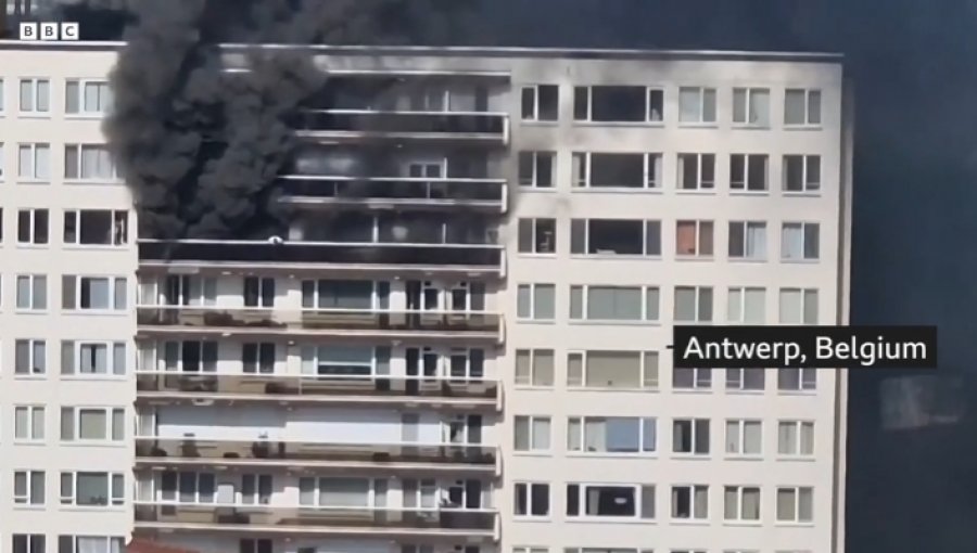Belgjikë  Zjarri përfshin pallatin 10 katësh  momenti kur burri i shpëton flakëve duke kaluar tek dritarja e fqinjit
