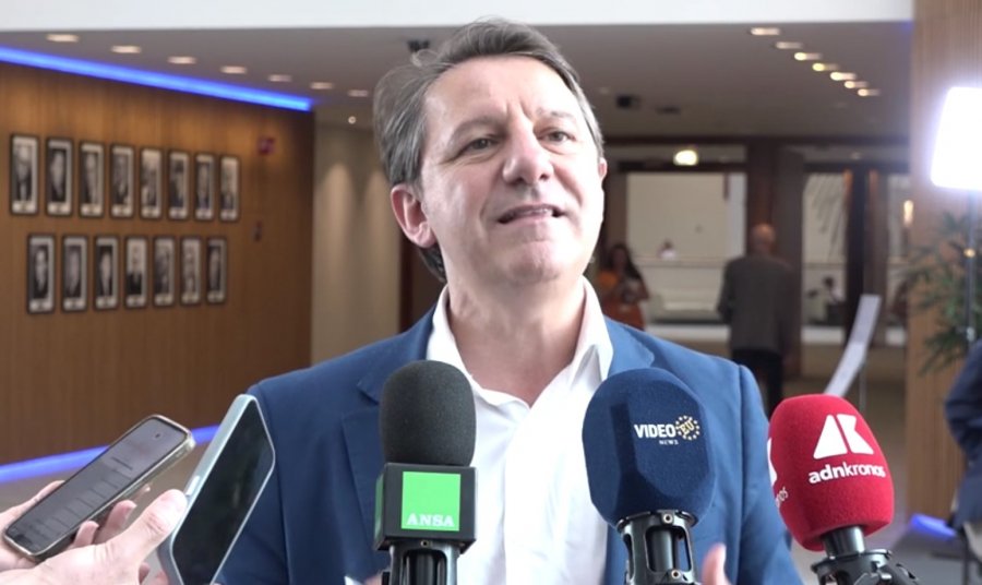 VIDEO  Protestat në Shqipëri shkojnë në Parlamentin Europian  Lëvizja  5 Yjet  kërkon debat dhe rezolutë