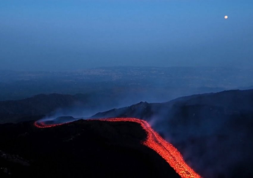 Imazhe mbresëlënëse nga shpërthimi i ri i Etnës, lumenj llave derdhen prej lartësisë 3 mijë m mbi nivelin e detit