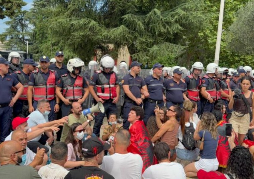 Protestuesit ulen përpara Kuvendit dhe iu bëjnë thirrje deputeteve: Dorëzoni mandatet!