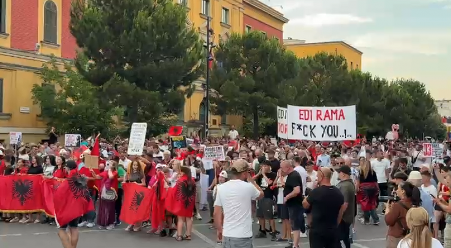 Nis marshimi drejt Kryeministrisë  me thirrje të forta  Rama  jepe dorëheqjen