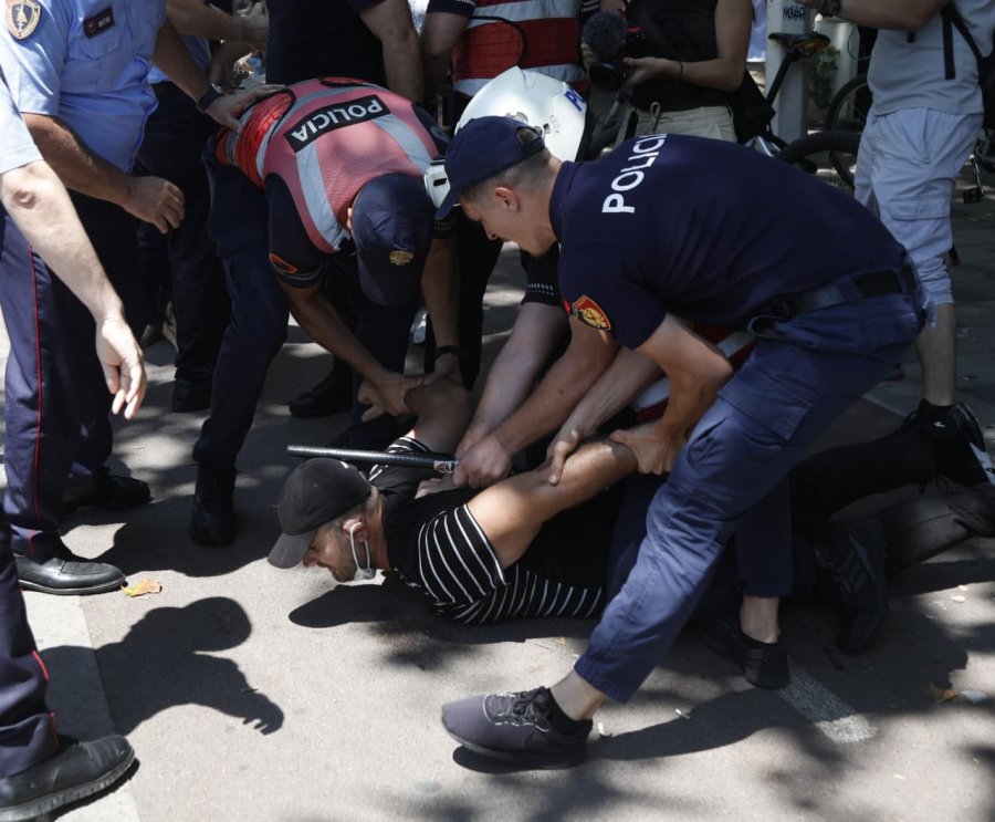 Tërheqje zvarrë dhe shkopinj gome, si u shpërnda sot protesta te Parlamenti