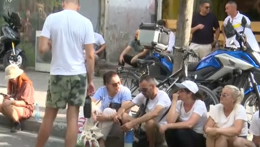 Policia grushta  shkelma e pranga  12 qytetarë në paraburgim  Protestuesit tek Komisariati nr 3 kërkojnë lirimin e tyre