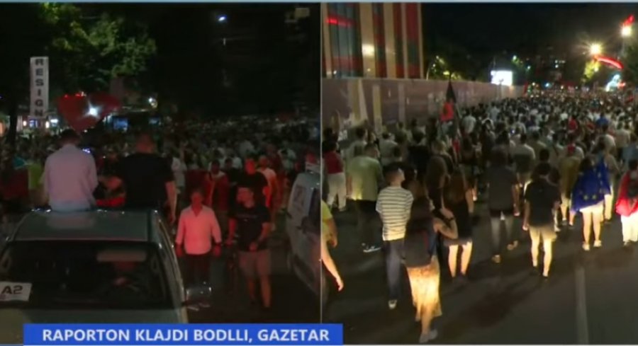 LIVE  Dita e 33 të e protestës  qytetarët vijojnë marshimin  Rama fuck you 