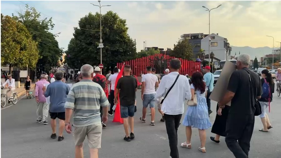 shkoder-qytetaret-ne-proteste-ne-qender-te-qytetit-kerkohet-doreheqja-e-qeverise