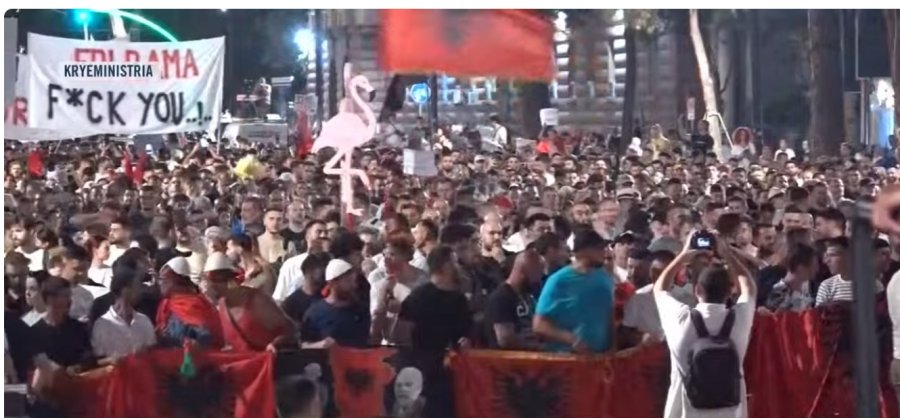 'Rama jepe dorëheqjen'/ Dita e 33-të e revoltës qytetare, qytetarët marshojnë në rrugët e Tiranës
