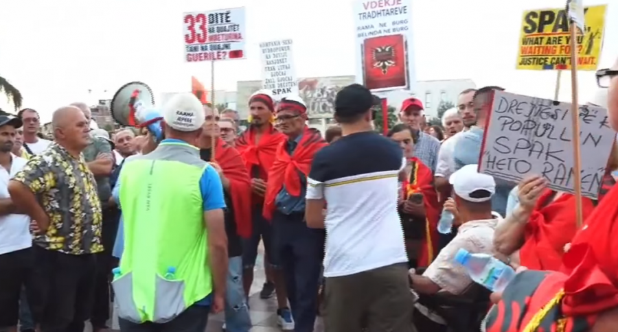Dita e 33 të e protestës  Qytetarët mblidhen në sheshin Skënderbej