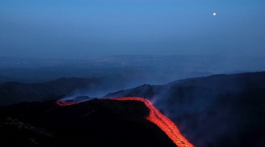 Imazhe mbresëlënëse nga shpërthimi i ri i Etnës, lumenj llave derdhen prej lartësisë 3 mijë m mbi nivelin e detit
