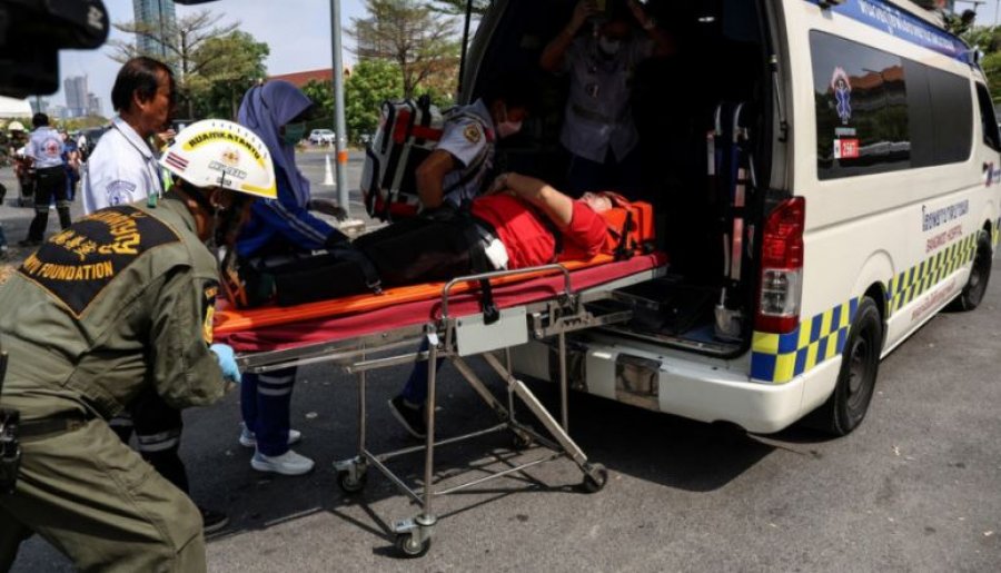 Tragjedi në Tajlandë  11 vjeçari drejton një kamionçinë drejt budistëve në një pelegrinazh  vriten 8 murgj