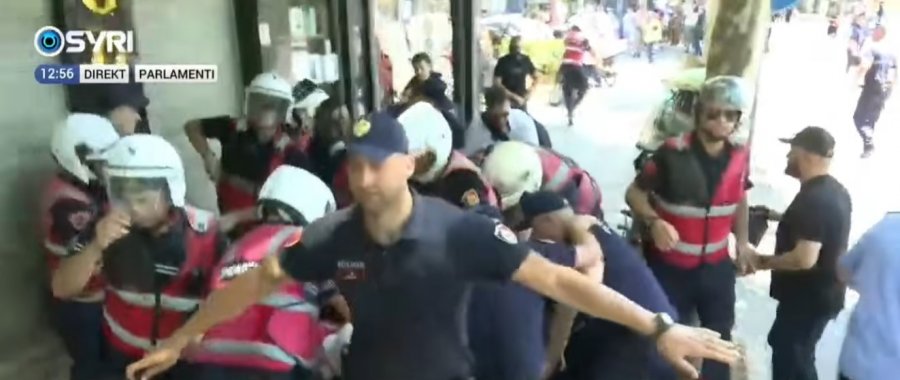dhune-gaz-dhe-uje-si-eskaloi-pushteti-ne-brutalitet-ndaj-qytetareve