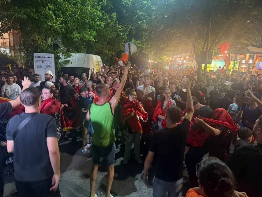 Protestuesit para Komisariatit nr  3  bllokojnë rrugën  Mine Peza   Lironi çunat  arrestoni Ramën   