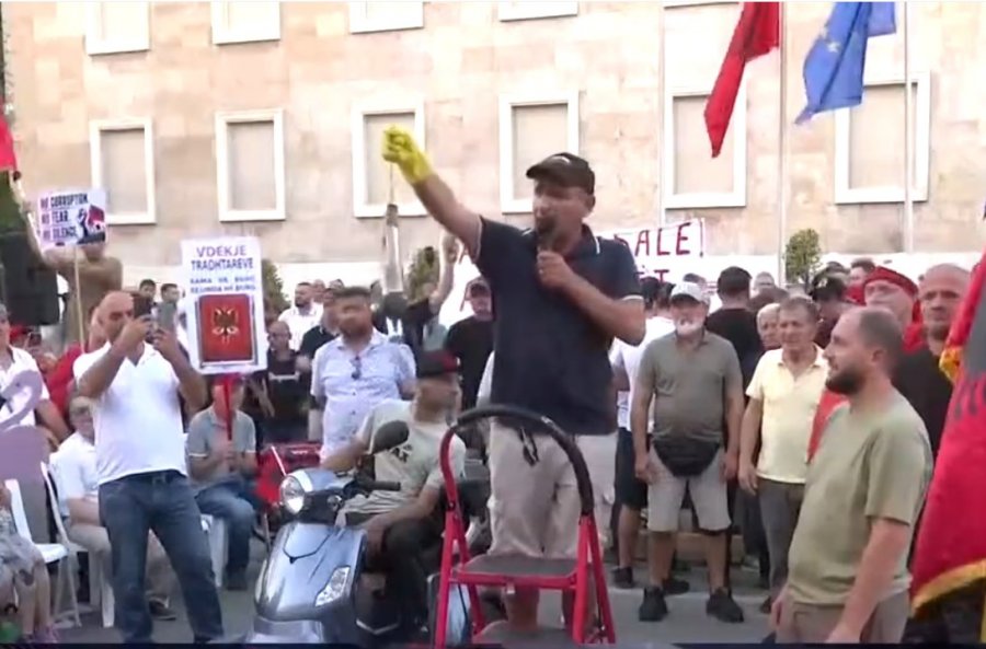 Qytetari  Edi Rama ka lek të blejë nga Serbia bomba për të qëlluar popullin e tij  por s ka lek për pensionistët