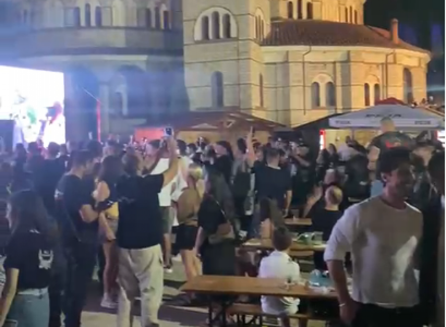 Festivali në Korçë/ Qytetarët thirrje për dorëheqjen e Ramës nën ritmet e muzikës