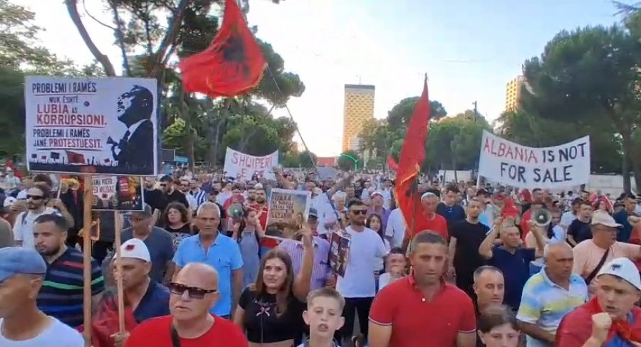  Atdheu është i yni  jo biznes privat   Dita e 34 të e protestës kundër Edi Ramës  Jepe dorëheqjen