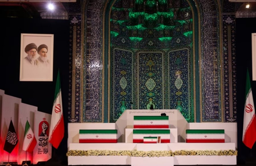 Irani i jep lamtumirën Khameneit me ceremoni pesëditore