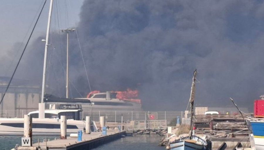 Zjarret në jug të Francës, 3000 persona evakuohen nga destinacionet turistike, jahti përfshihet nga flakët në port (VIDEO)