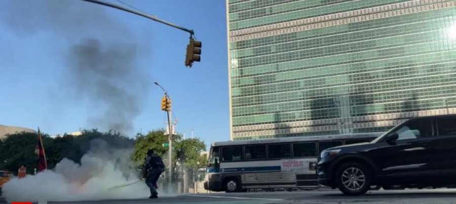 E rëndë, një burrë tibetian i vë flakën vetes pranë selisë së OKB-së në New York