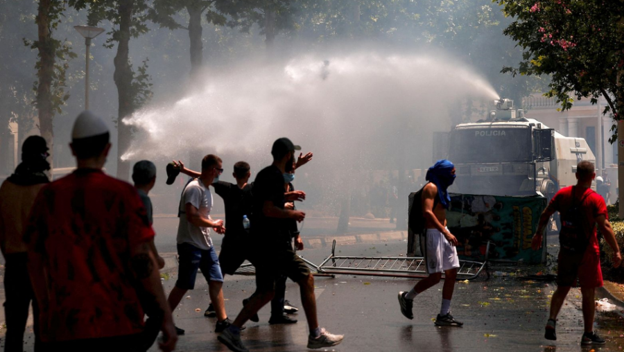 ‘Sky News’: Protestat janë kthyer në demonstrata të gjera kundër Ramës, policia përdori gaz lotsjellës
