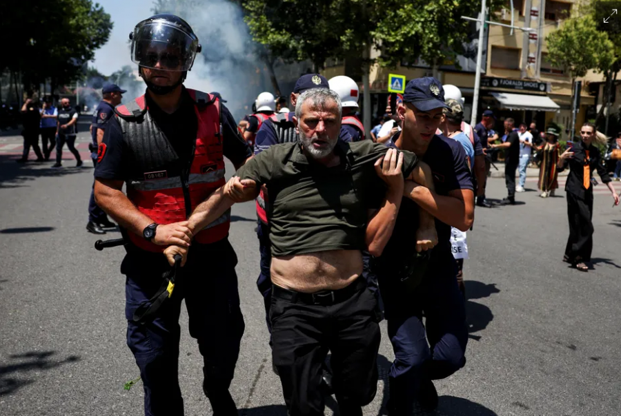 ‘Spiegel’: Përshkallëzohen protestat kundër Edi Ramës, arrestime dhe të plagosur në Tiranë