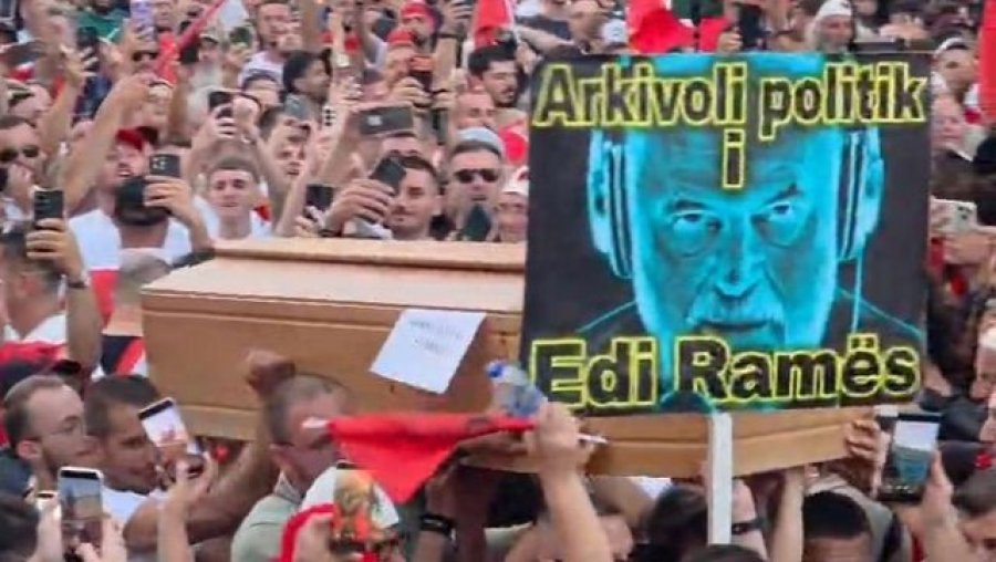 Protestuesit i sjellin arkëmortin Ramës para kryeministrisë  Arkivoli yt politik  Shikoni pamjet