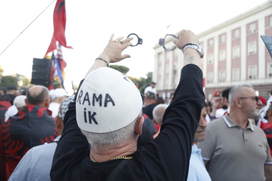 FOTO LAJM   Rama ik  të presin prangat   Pankarta të tjera në ditën e 35 të të protetës