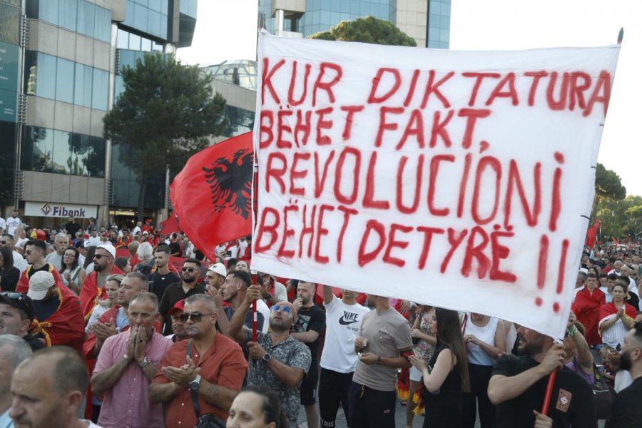 ‘Kur diktatura bëhet fakt, revolucioni bëhet detyrë’/ Pankartat pikante të protestës kombëtare